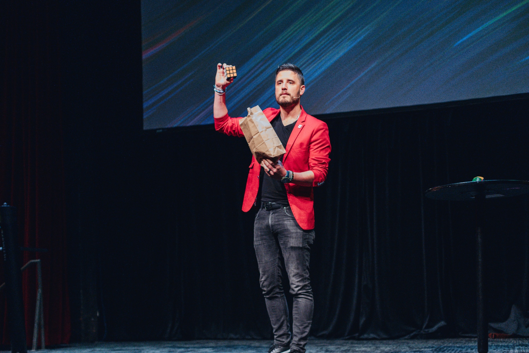 Milan performing on stage with a Rubik's cube